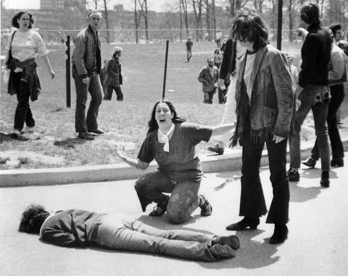 Cuatro estudiantes asesinados por la Guardia Nacional de Ohio. Al menos una de estas muertes, fotografiada por John Paul Filo, sirvió para vengarlas a todas. Filo ganó el Pulitzer.