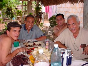 Eduardo Heras León (al centro) y Francisco López Sacha (a la derecha) junto a Ángel Santiesteban (entre Heras y Sacha) cuando todavía eran "hermanos".