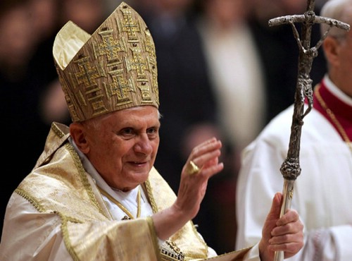 Benedicto_XVI_dando_la_bendicion_Papal2